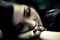 Âm thầm theo dõi chồng để rồi khóc ngất khi thấy cảnh tượng trước mắt