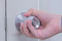 Cảnh giác trước những vật dụng quen thuộc có thể là "ổ chứa" virus corona