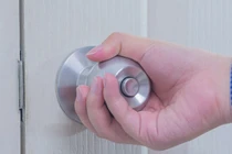 Cảnh giác trước những vật dụng quen thuộc có thể là "ổ chứa" virus corona