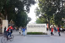 Đến ngày ra trường, bố mẹ mới biết con trai đã bị đuổi học