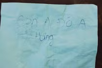 Bé trai bị bỏ rơi ở công viên và mảnh giấy để lại gây xôn xao