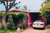 Ngôi nhà màu hồng sặc sỡ của nhà thiết kế thời trang