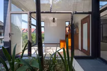 Ngỡ ngàng nhà phố phủ đá xám vẫn đẹp long lanh