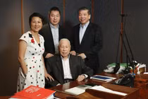 Dù đã 101 tuổi, tỷ phú Singapore vẫn ham làm giàu