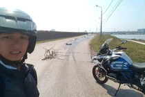 Chàng trai dựng rào chắn cảnh báo mọi người tránh vệt dầu trên đường