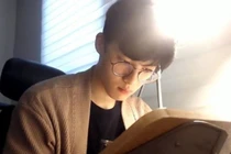 'Hot boy ngồi học' Hàn Quốc gây bất ngờ khi khoe thân hình cơ bắp