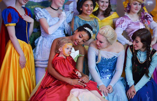 Em bé ung thư xinh như công chúa trong tiệc biệt ly