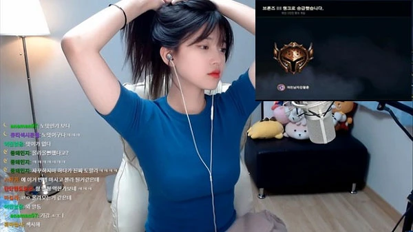 Nữ streamer xinh đẹp gây sốc khi chơi LMHT liên tục 78 tiếng để thoát khỏi rank Đồng IV