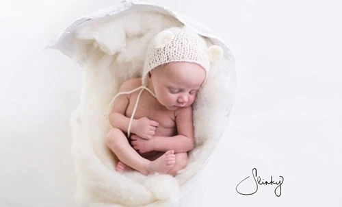 Ảnh bé nằm trong kén thạch cao của mẹ siêu đáng yêu