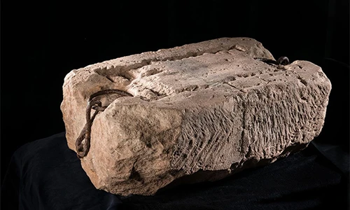 Bất ngờ các biểu tượng dị thường trong “Hòn đá định mệnh” 800 tuổi