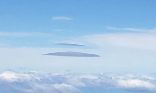 Sửng sốt phát hiện vật thể giống UFO gần máy bay ở Philadelphia