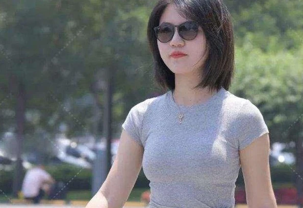 Mặc quần tối giản, cô gái lộ vùng kín gây nhức mắt