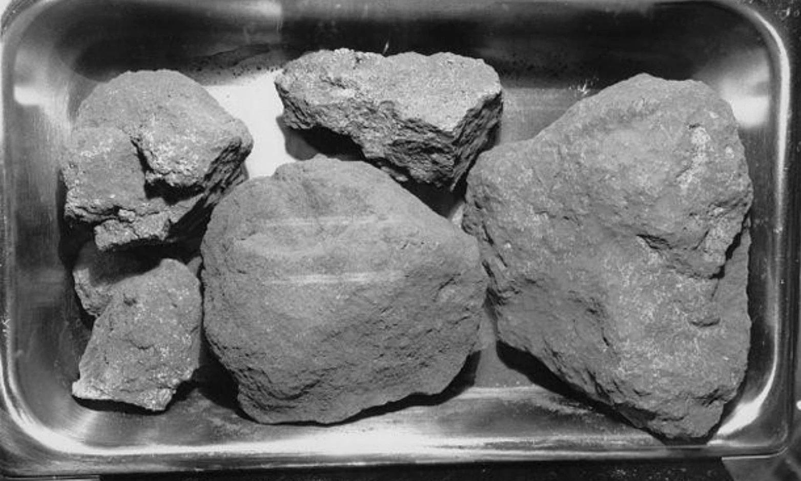 NASA tuyên bố đá mặt trăng đủ oxy cho 8 tỷ người sống