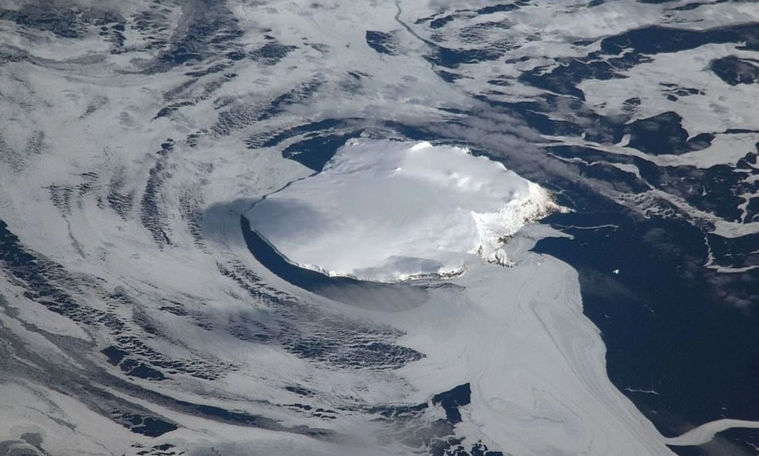 Hòn đảo cô đơn nhất Trái Đất, “cõng” trên mình bí ẩn kì quái 