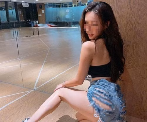 Mặc quần siêu ngắn ra đường, cô gái khiến người nhìn ngượng thay