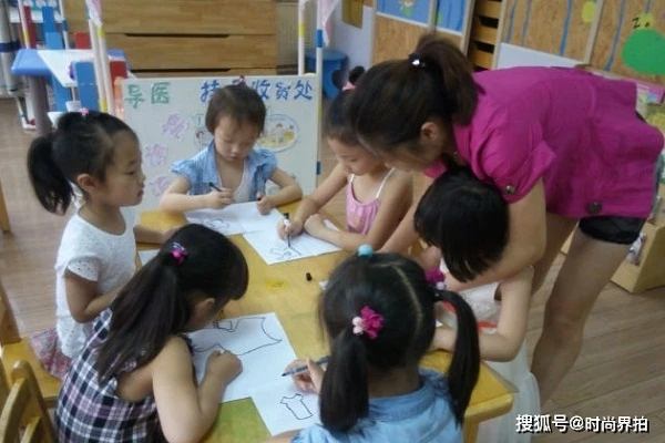 Mặc trang phục này, trẻ khó vận động, rất dễ gặp sự cố