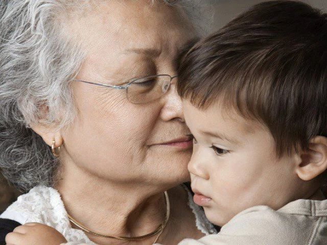 Bí mật lí do không nên cho trẻ ngủ với ông bà