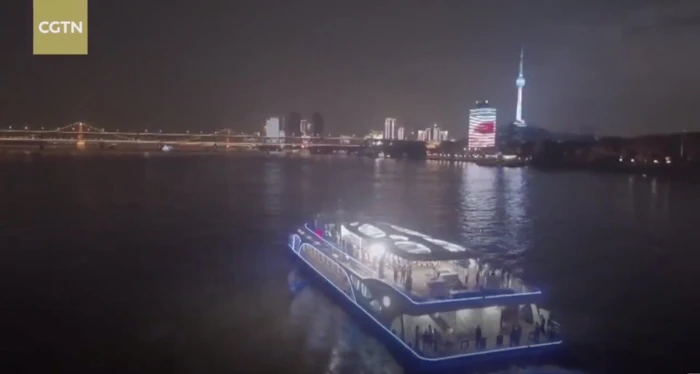 Cận cảnh tàu chở khách chạy bằng điện lớn nhất Trung Quốc