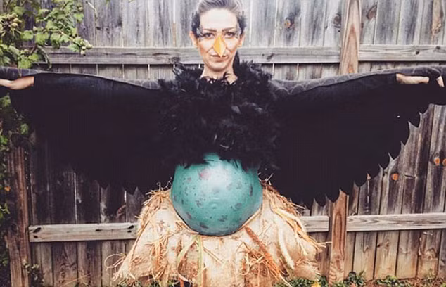 Trang phục Halloween hài hước, quái dị của các bà bầu