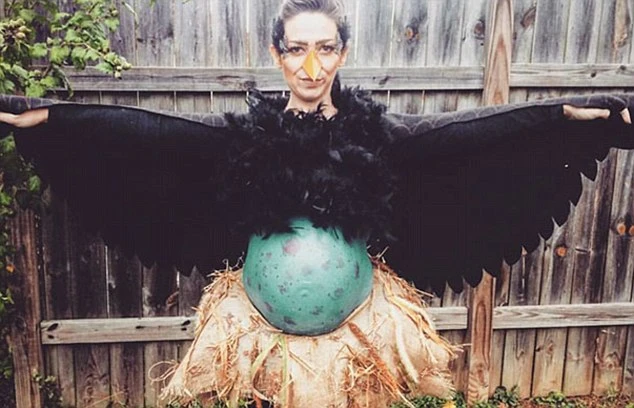 Trang phục Halloween hài hước, quái dị của các bà bầu