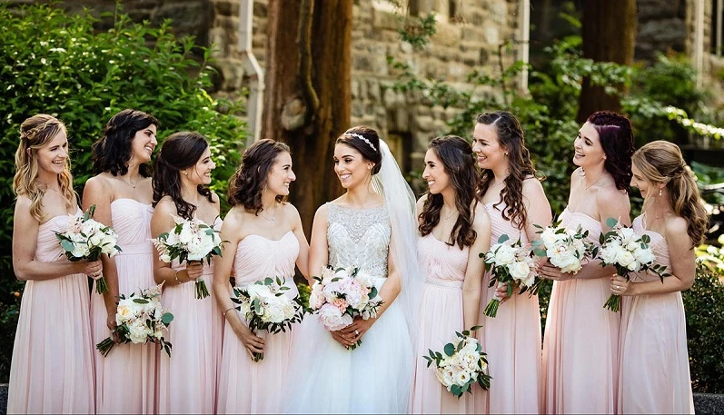 Mặc hở dự đám cưới, bao cô nàng khiến người nhìn "đỏ mặt"