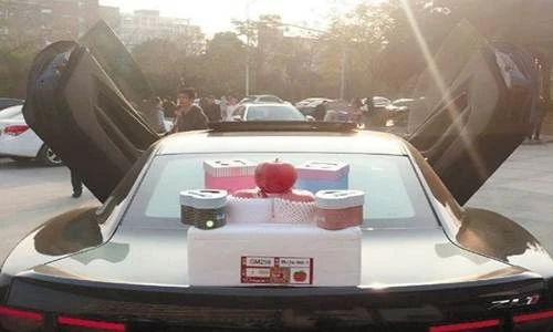 Nữ sinh Trung Quốc chơi ngông, dùng siêu xe để... bán táo