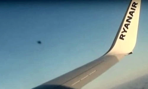 Cô gái bất ngờ chụp được cảnh giống UFO bay gần máy bay