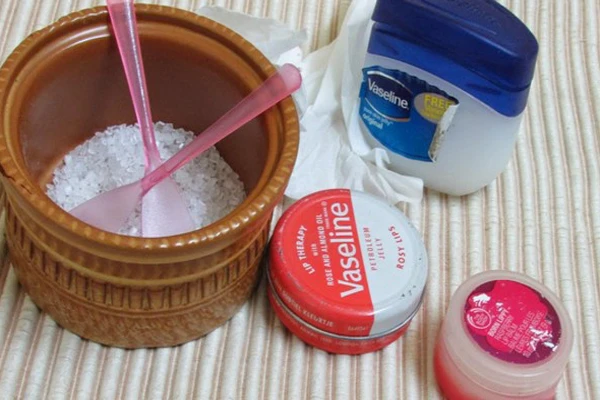 Những lý do bạn nên có một lọ Vaseline trong túi