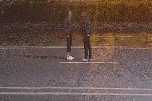 Video: Nằm ra đường ăn vạ bạn trai, cặp đôi bị ô tô đâm 