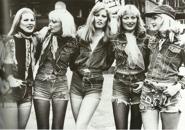 Nhức mắt pha lên đồ không giống ai với chiếc quần “tội đồ làng mốt”