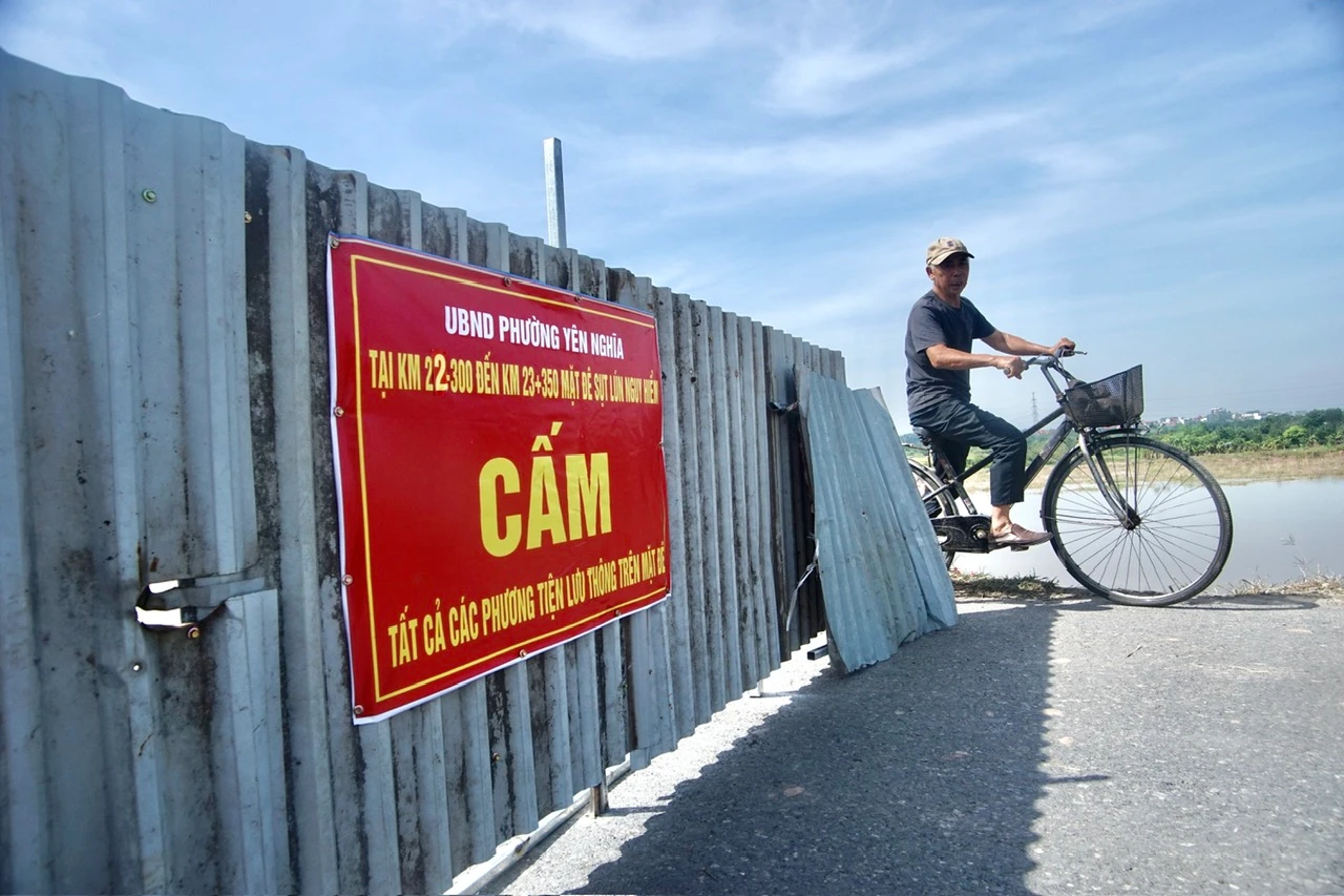 Đê Yên Nghĩa sụt lún, đã dựng 100m rào chắn