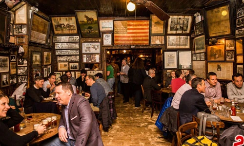 Lạ lùng quán bia ở New York không tiếp nữ giới tới 1970