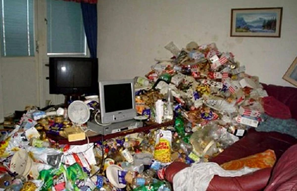 Khiếp vía với bàn máy tính bẩn như bãi rác