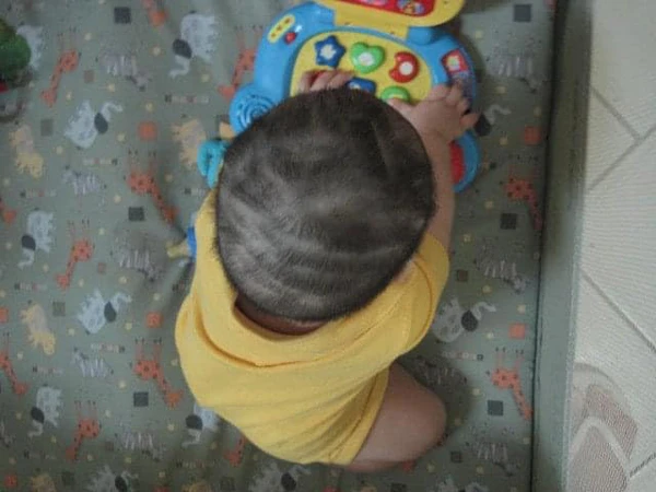 Cười ngất khi bố mẹ “chơi lớn”, tự tay cắt tóc cho con