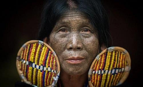 Kinh hãi hủ tục xăm mặt làm xấu chống bắt cóc