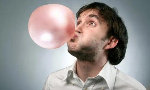 Lợi ích bất ngờ ít biết từ thói quen nhai kẹo cao su