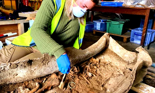 Mở quan tài chì thời La Mã, chuyên gia thốt lên “Có báu vật“