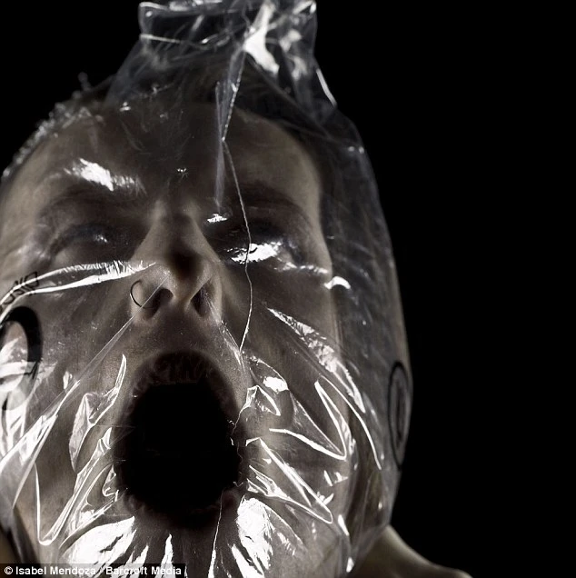 Bộ ảnh sốc biểu hiện nỗi sợ hãi về sức khỏe