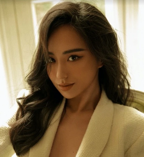 Gu thời trang sexy của Hoa hậu lộ ngực trên sàn diễn