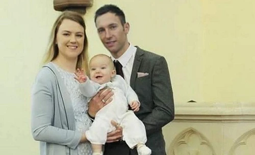 Mẹ đau đớn mang thai chết lưu cứu bé song sinh còn lại