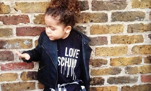 Ngắm bé gái sành điệu nhất instagram dùng toàn đồ channel