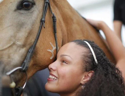 Bất ngờ về cuộc sống sôi động của cô gái khiếm thị