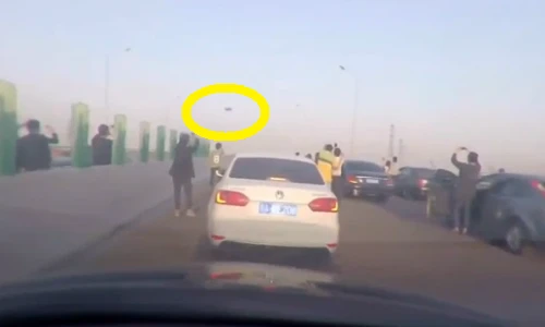 Cảnh náo loạn khi UFO xuất hiện trên đường cao tốc ở Trung Quốc