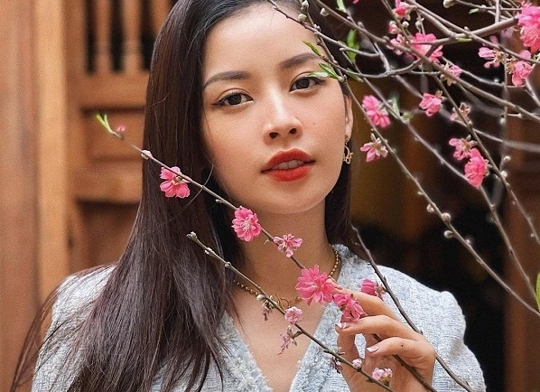 Mặc lố đi lễ chưa hạ nhiệt, Chi Pu hóa “bom sex” chỉ trực nổ tung