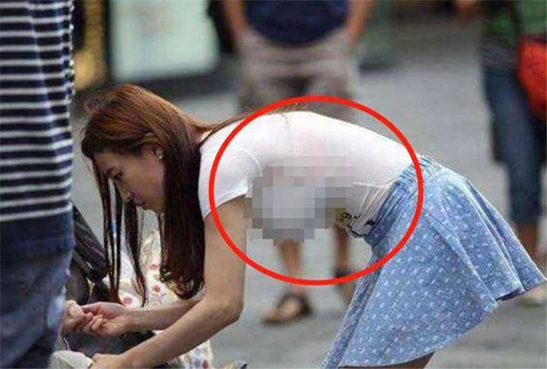 Đỏ mặt trước những bà mẹ trẻ mặc hở bạo đi đón con