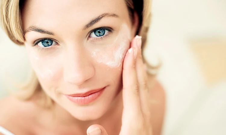 7 thói quen gây nếp nhăn ở mắt bạn ít ngờ tới