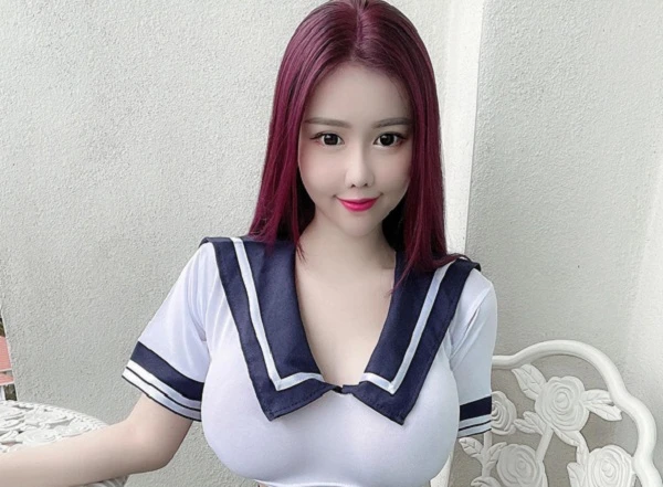 Mặc đồng phục học sinh, cô giáo bị đình chỉ dạy vì quá sexy