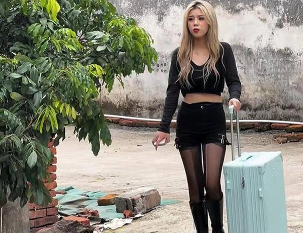 Cô gái mặc mát mẻ khi về quê, cả làng bàn tán đỏ mặt