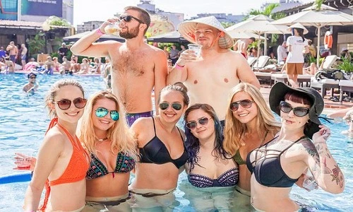 Tiệc bể bơi: Trò vui chỉ dành cho trai xinh gái đẹp?