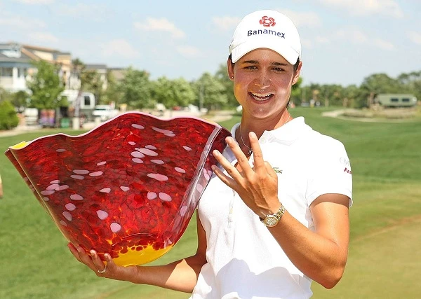 Những chiếc cúp golf kỳ lạ, có phiên bản chứa rượu bên trong